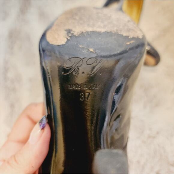 ROGER VIVIER BLACK PATENT LEATHER HEELS WITH GOLD ACCENT HEEL STRIPE SIZE 7 - Picture 11 of 11